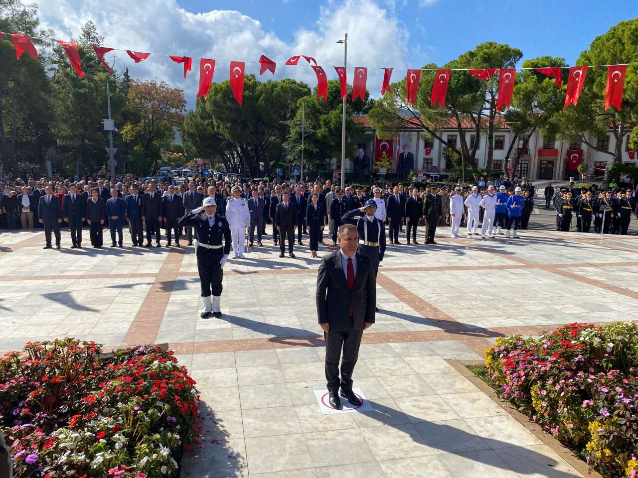 Cumhuriyet’in 102. Yılı Kutlamaları Çelenk Sunma Töreniyle Başladı 2